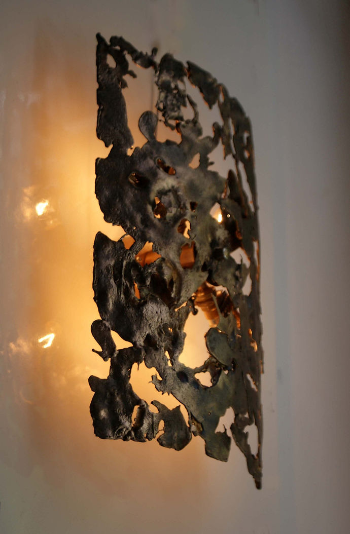 Sculpturale bronzen wandlamp van Sandeluce